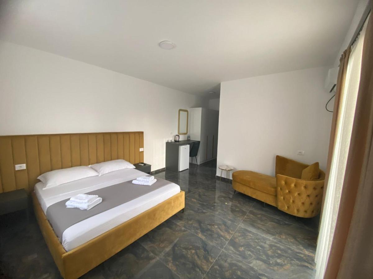 Leodori 3 Suites Shengjin Bagian luar foto