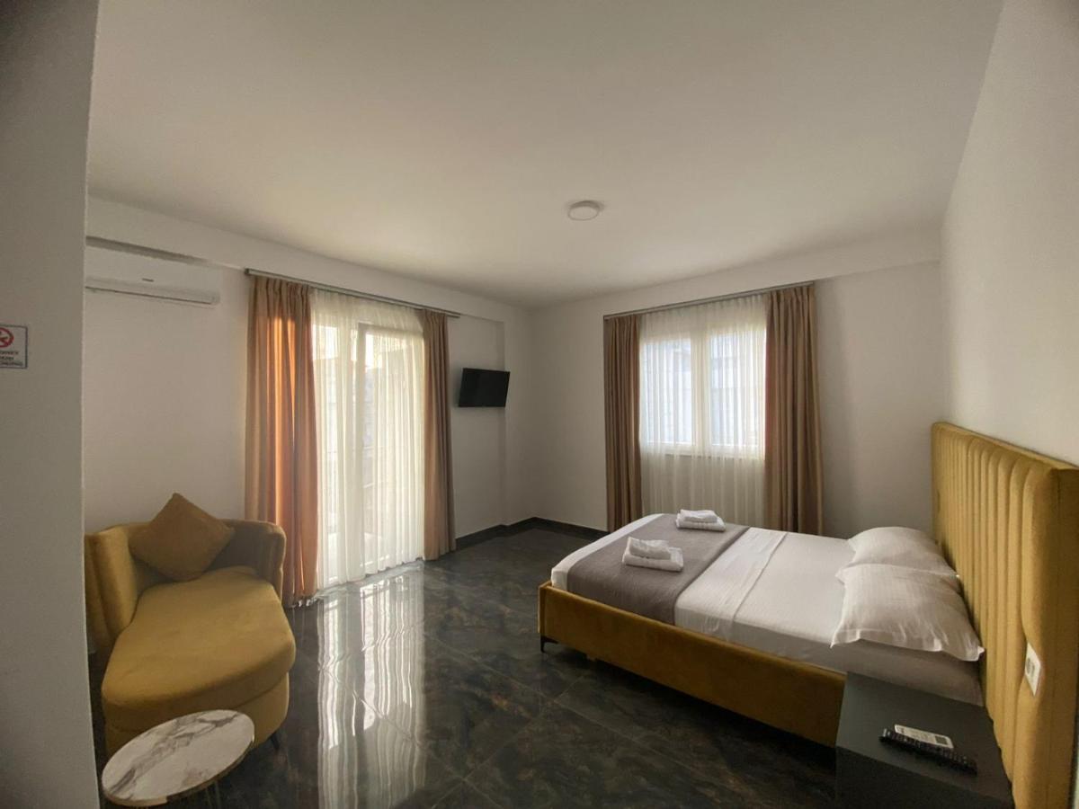 Leodori 3 Suites Shengjin Bagian luar foto