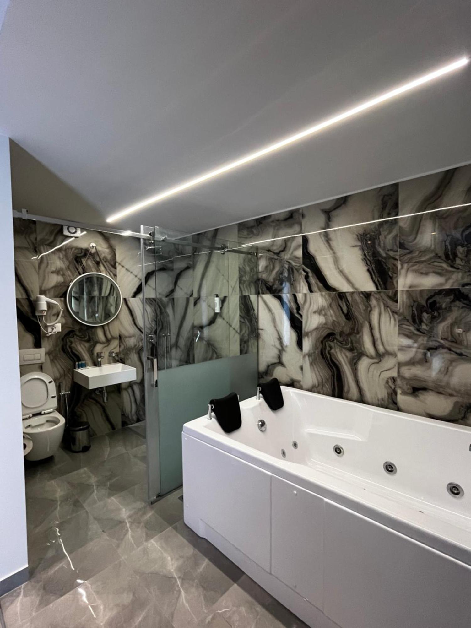 Leodori 3 Suites Shengjin Bagian luar foto