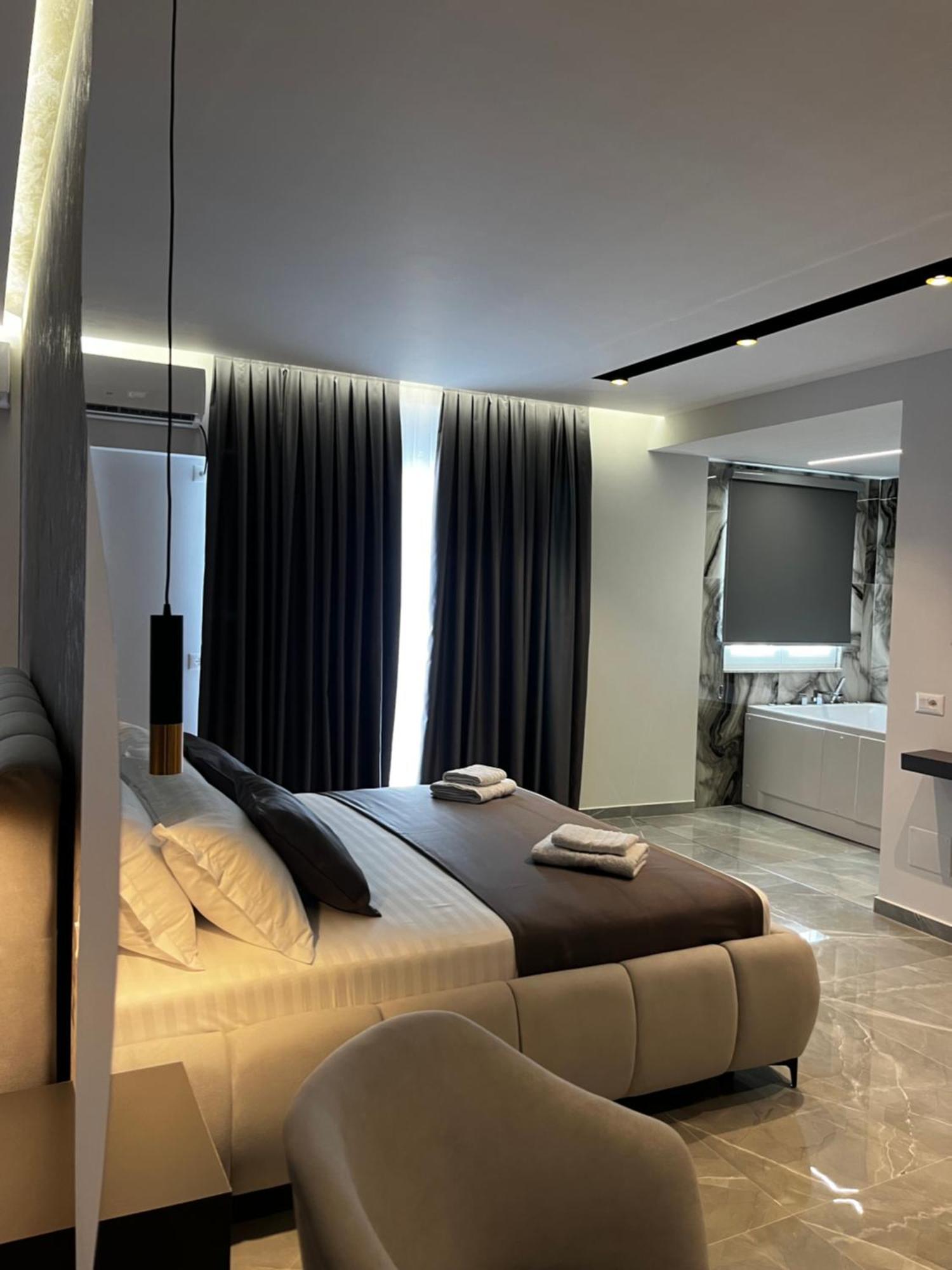 Leodori 3 Suites Shengjin Bagian luar foto